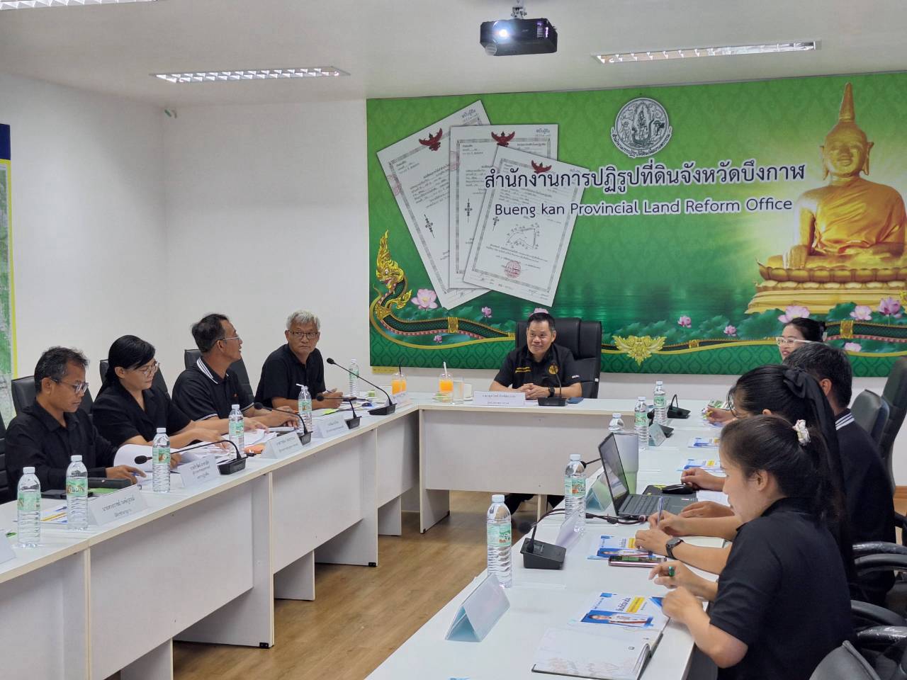 title - ผู้ตรวจราชการ ส.ป.ก. ลงพื้นที่จังหวัดบึงกาฬ ประชุมติดตามความก้าวหน้าผลการดำเนินงาน พร้อมตรวจเยี่ยมให้กำลังใจเกษตรกรต้นแบบผู้นำเกษตรกรรมยั่งยืนในเขตปฏิรูปที่ดิน 